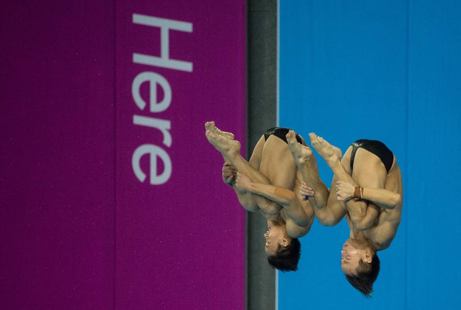 Ancora uno spettacolare scatto della performance dei tuffatori malesi Ooi Tze Liang e Chew Yiwe dalla piattaforma 10 metri (Afp)